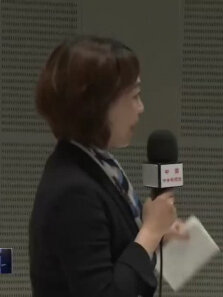 中国自主研制航天员舱外航天服背后有面国旗