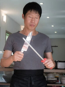 职业杀手失去记忆成厨师，被迫跑龙套却成影帝，羡煞旁人呀