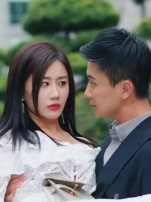 闪婚后轻易爱上她短剧海报